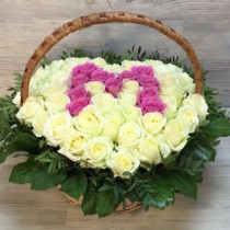 Композиція з 51 троянди з літерою